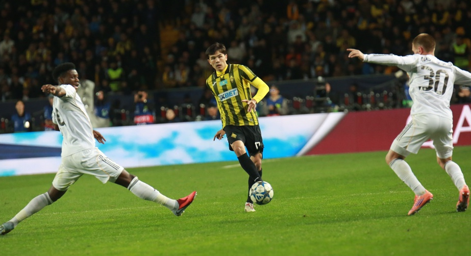 Олжас Байбек продлил контракт с «Кайратом»